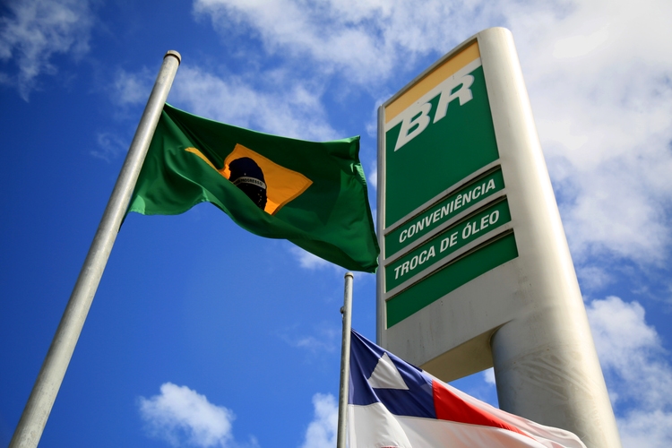 Brazil's petrobras imports natural gas from argentina for first time
