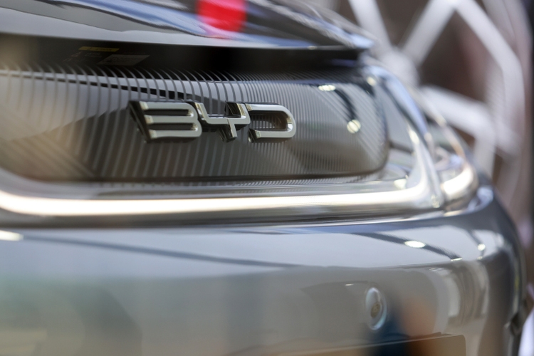 Byd sees first quarterly drop in sales since 2020 amidst price wars