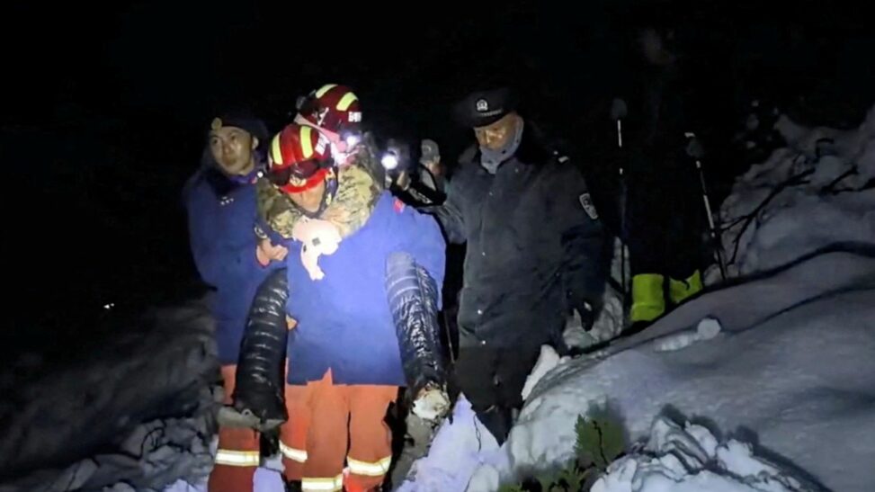 Stranded mount everest hikers being evacuated