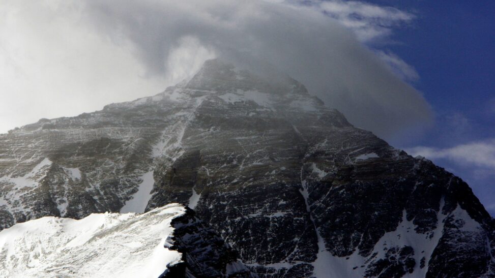 Hundreds rescued near mount everest after being stranded by blizzard