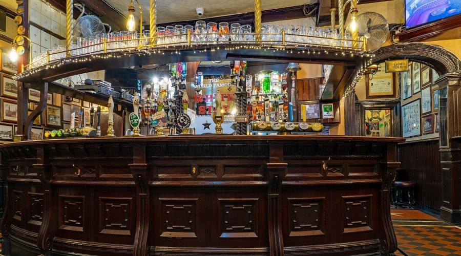 Finance on tap: robinhood brings money trivia to pubs across england