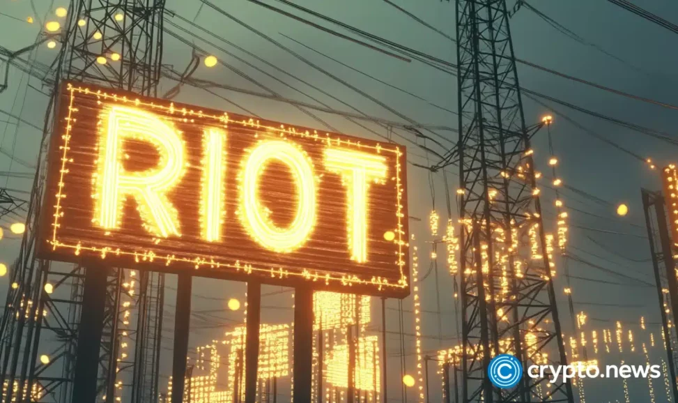 Riot stock rises ahead of earnings as a risky pattern emerges