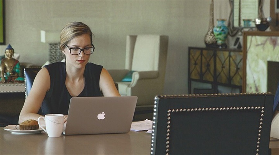Women open investment accounts with 50% larger first deposits than men, xtb data shows