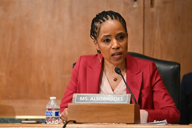 Tillis alsobrooks reach compromise on stablecoin yield in clarity act