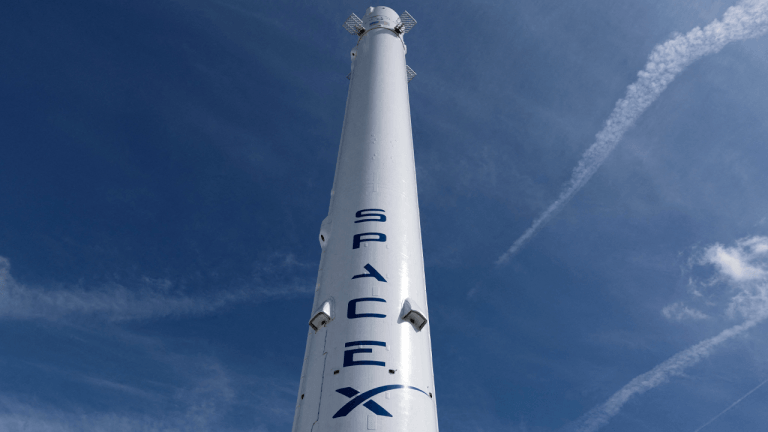 8% spacex jump shows fresh fomo as spcx tests a $2.28t market cap