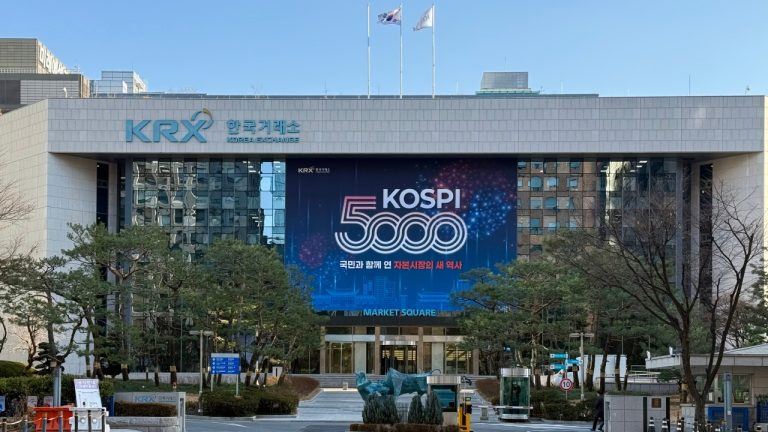 Former fidelity executive says south korean index’s 10% crash pulled btc below $60,000