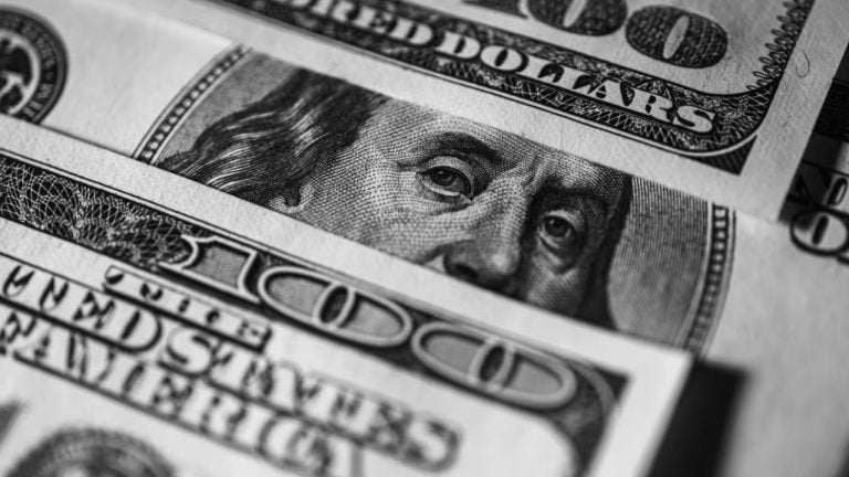 Robert kiyosaki renews dollar alarm as bitcoin becomes his cash escape