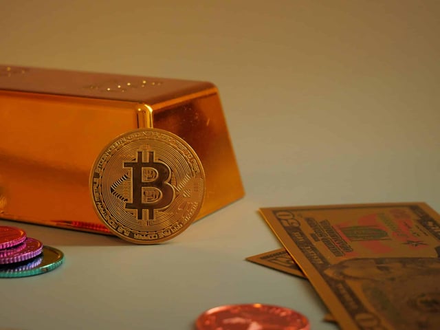 Bitcoin savings grow more appealing as confidence in the dollar shifts