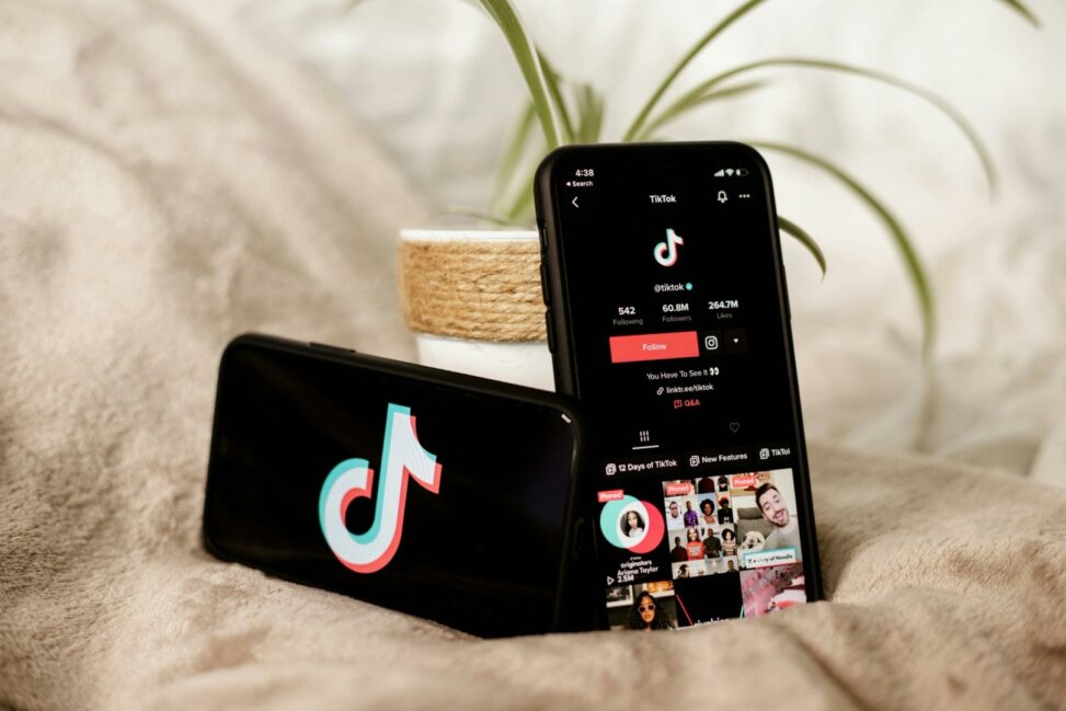 Tiktok code includes peer to peer payments over messaging: bloomberg