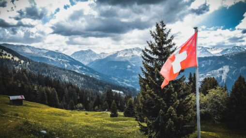 Swissquote cuts full year guidance as 1h crypto income plunges, shares slide