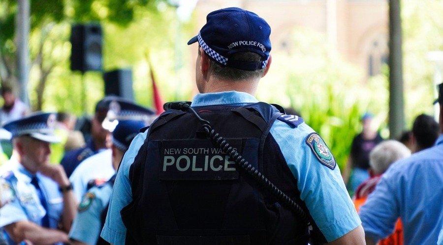 Police raid sydney broker evolution capital in asic trading probe