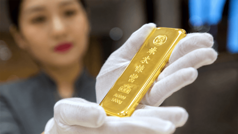 Gold hits 2 month high above $4,400 as china keeps hoarding