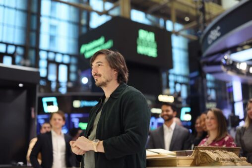A memecoin making app becomes crypto’s top fee generators as robinhood chain activity explodes