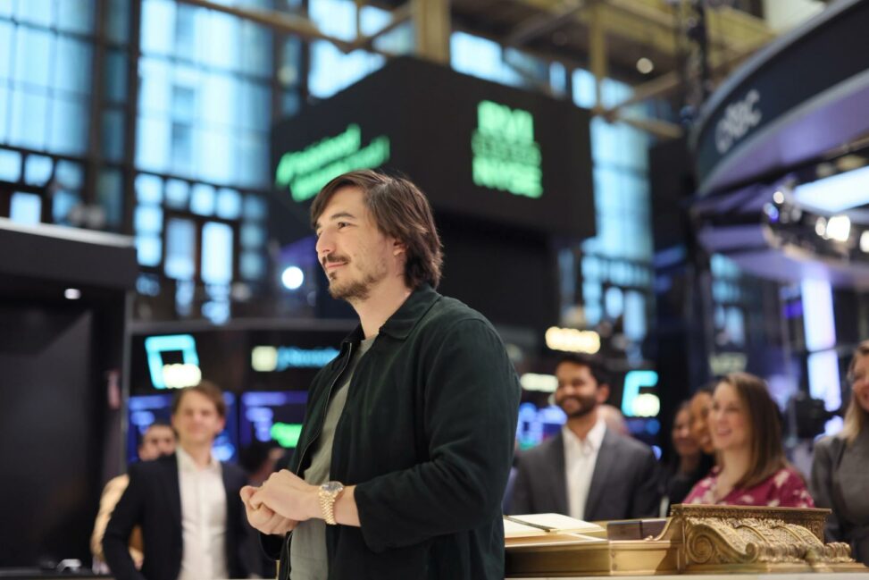 A memecoin making app becomes crypto’s top fee generators as robinhood chain activity explodes
